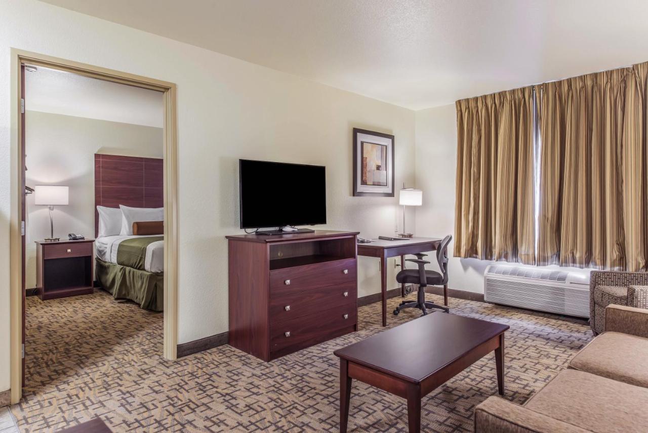 Cobblestone Hotel&Suites - Hutchinson Extérieur photo