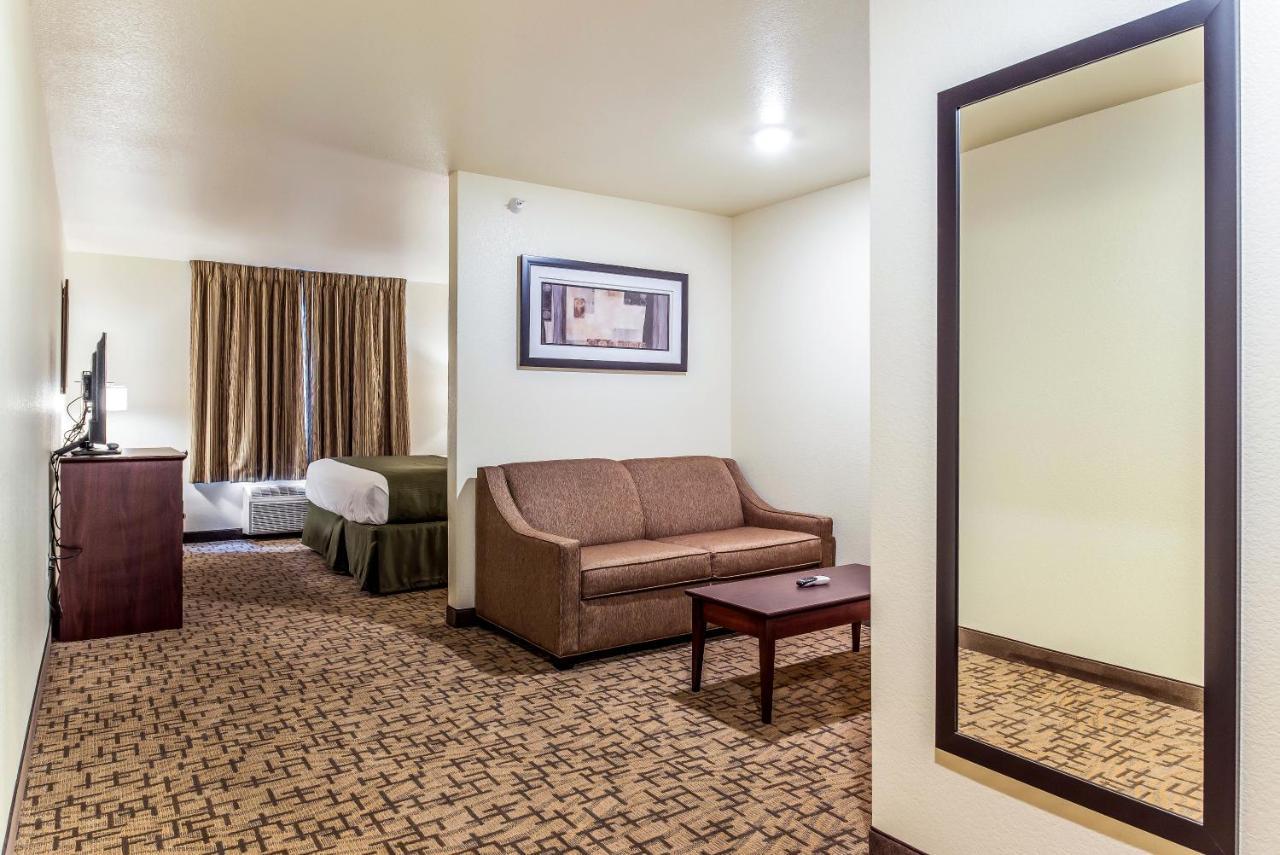 Cobblestone Hotel&Suites - Hutchinson Extérieur photo