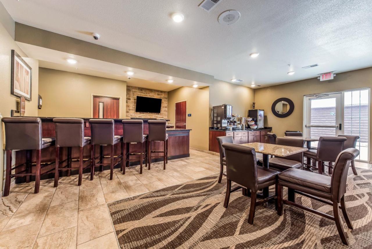 Cobblestone Hotel&Suites - Hutchinson Extérieur photo
