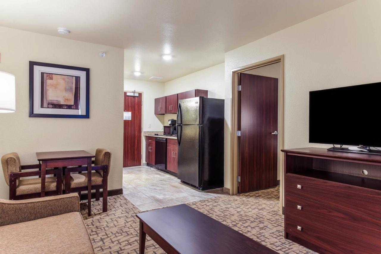 Cobblestone Hotel&Suites - Hutchinson Extérieur photo