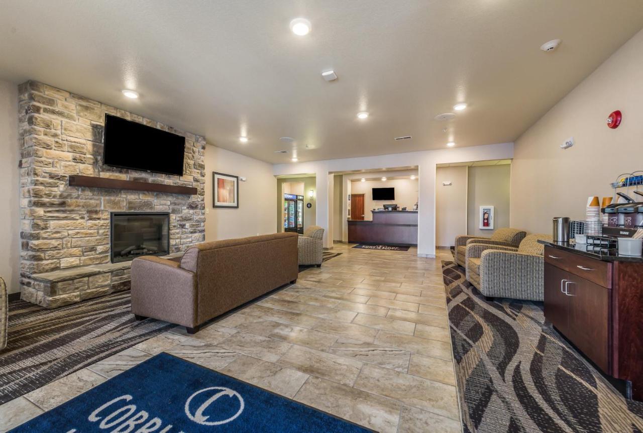 Cobblestone Hotel&Suites - Hutchinson Extérieur photo