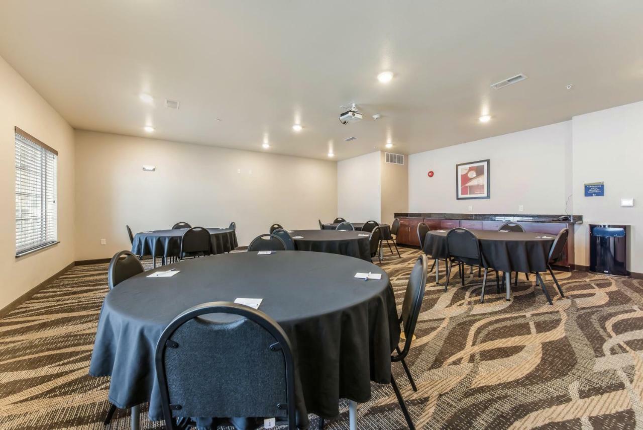 Cobblestone Hotel&Suites - Hutchinson Extérieur photo